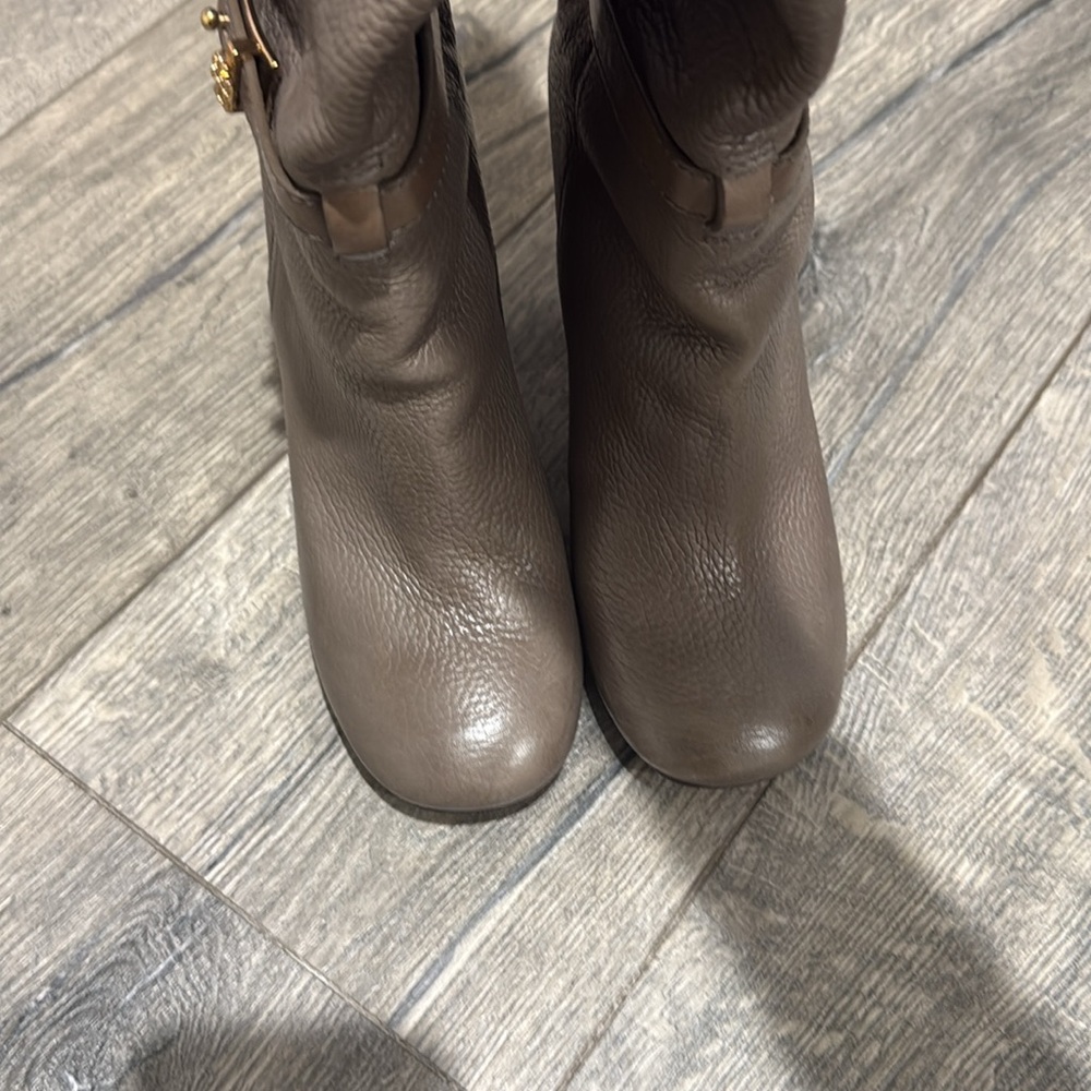• Tory Burch • Women’s Jenna High Heeled Boots
Pebbled Leather Gray 8 - Picture 4 of 5